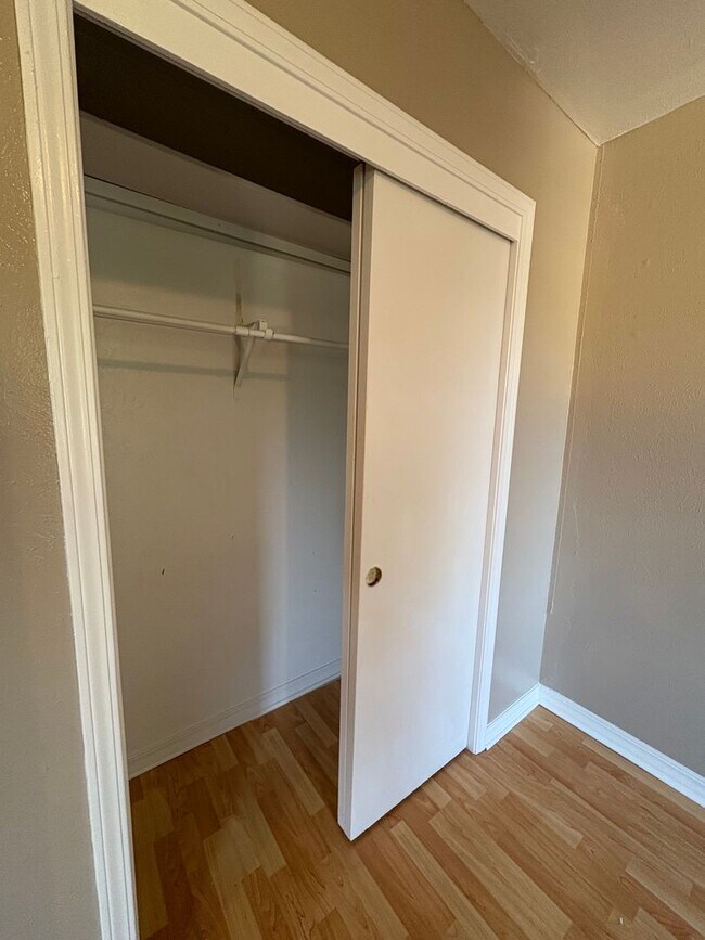 Building Photo - Huge 2 bedroom/2.5 bathroom Townhouse with Central Air & Heat & Garage!