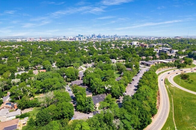 Building Photo - 2601 Hillsboro Pike