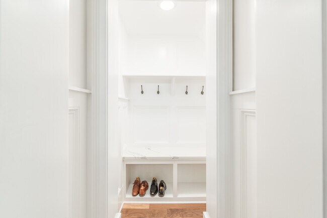 Mud Room - 112 E Carson Blvd