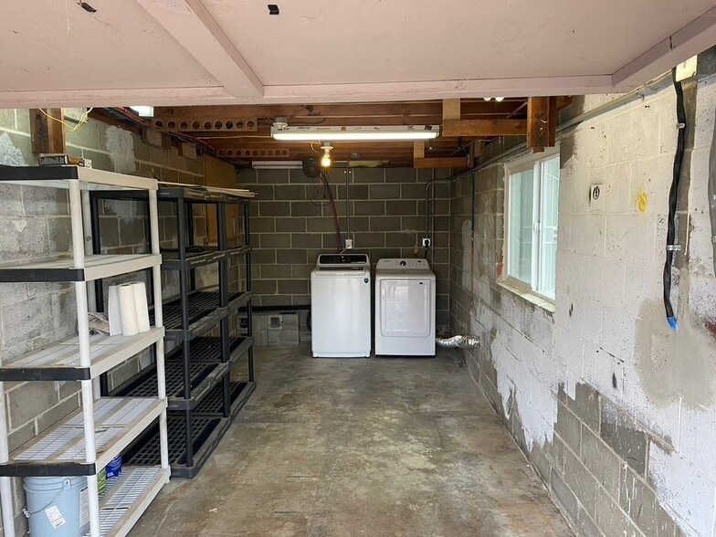 Building Photo - 1842 Lynwood Dr