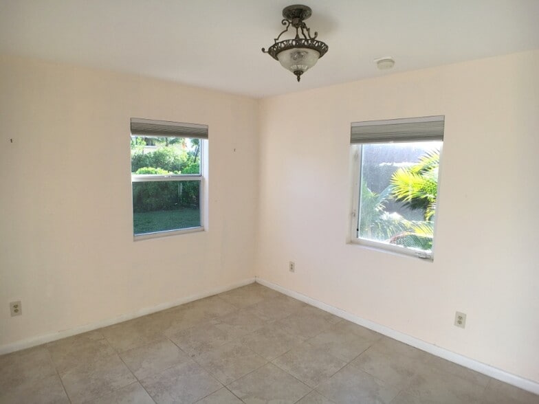 Building Photo - 1525 Curlew Ave