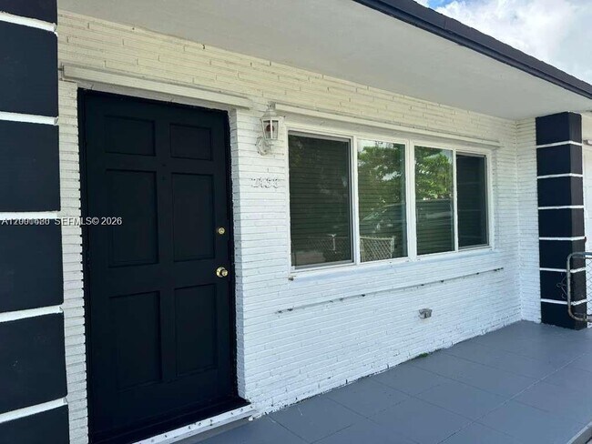 Building Photo - 2458 Plunkett St