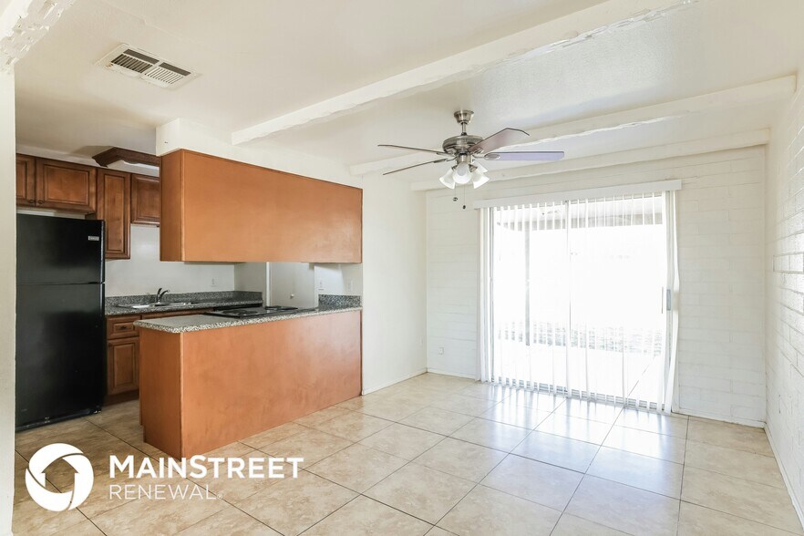 Building Photo - 7132 W Glenrosa Ave