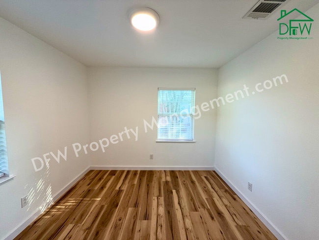 Building Photo - Fully Renovated 2-Bedroom Home Near UTA & AT&T Stadium – Modern Upgrades + Spacious Yard!