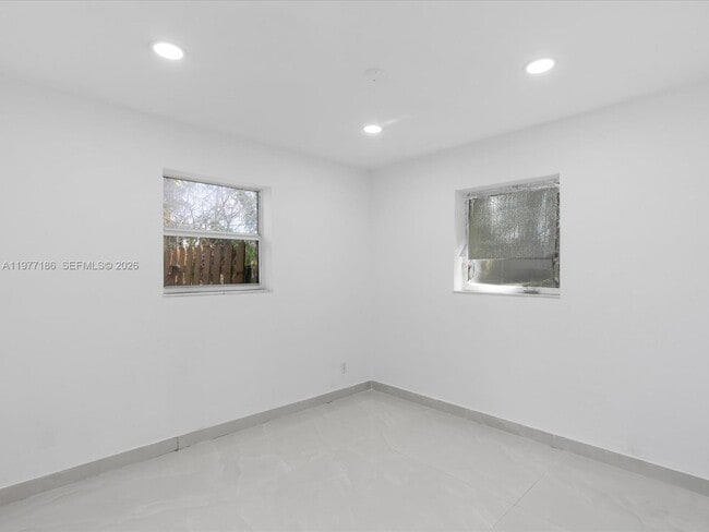 Building Photo - 4331 SW 31st Dr