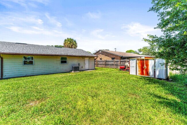 Building Photo - **FIRST MONTH FREE RENT OFFER** Charming 2-Bed Duplex Retreat in Edgewater, so close to the beach...