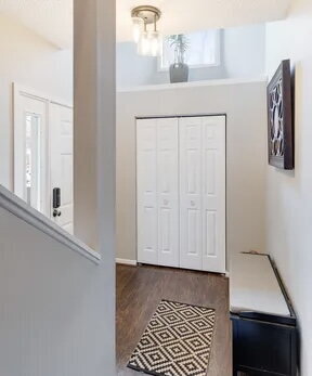 Building Photo - Chic Urban Living: Spacious 2-Bed Townhouse with Fireplace & Hardwood Floors on Kenwood Isles Drive!