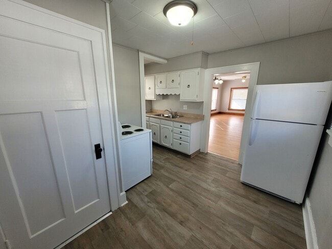 Building Photo - 2 Bedroom, 1 Bathroom home with hardwood!