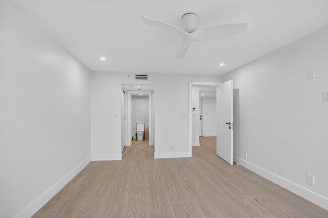 Building Photo - 7835 Lakeside Blvd