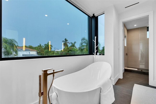 Building Photo - 1730 SE 13th St