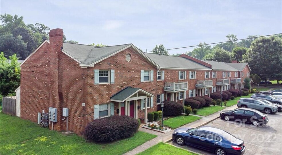 Building Photo - 1201 Green Oaks Ln