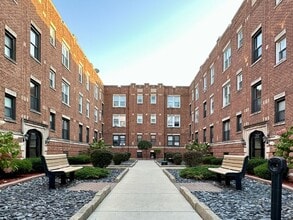 Building Photo - 960 W Cornelia Ave