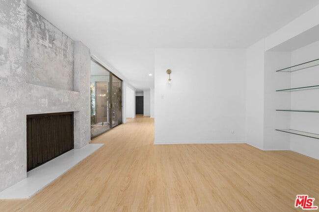 Building Photo - 406 N Oakhurst Dr