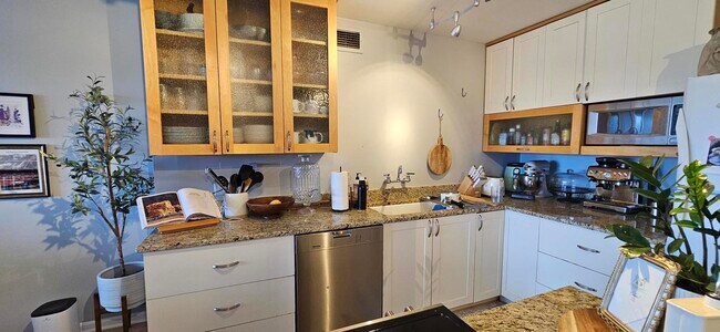 Building Photo - 2020 N Lincoln Park W