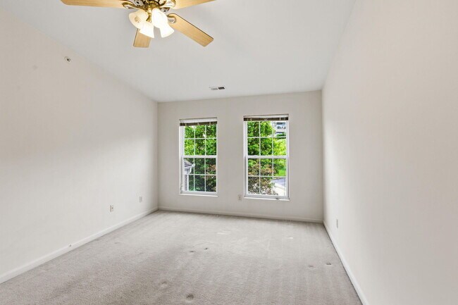 Building Photo - 323 Skyview Ct