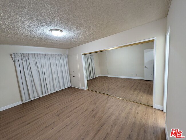 Building Photo - 307 N Curtis Ave