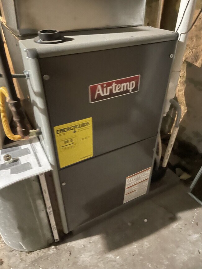 Building Photo - Spacious 3 bedroom with Off street parking!