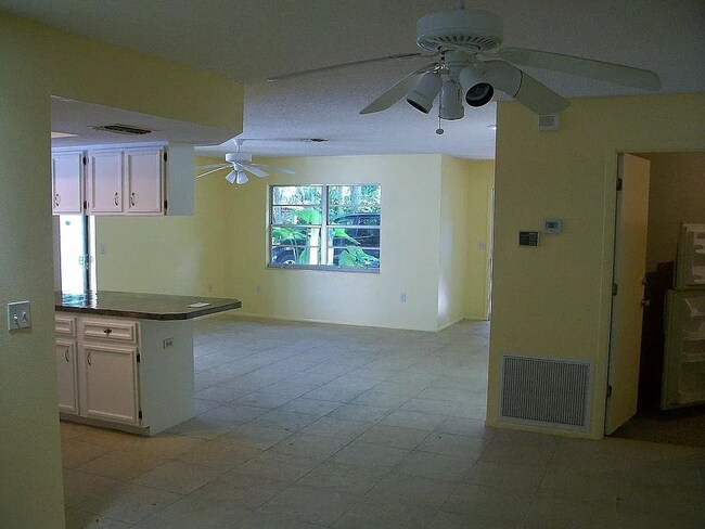 Building Photo - 4/2 Home conveniently located in Sarasota near Beaches, Jungle Gardens, Airport & Downtown!