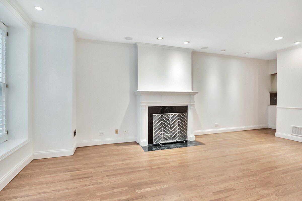 Building Photo - 1228 N Dearborn St