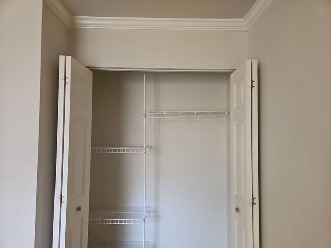 Building Photo - Bright and Cozy 1 Bed 1 Bath Condo In With Balcony In Vibrant Burke Cove