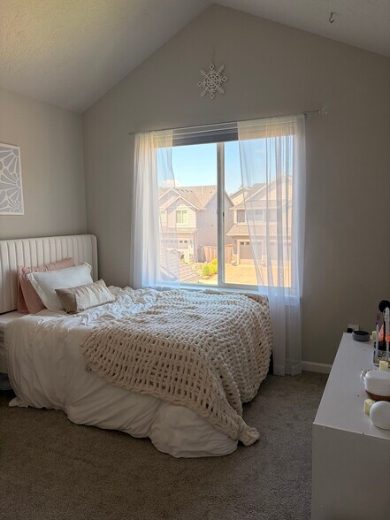 Building Photo - 7193 SE Cheryl Ct