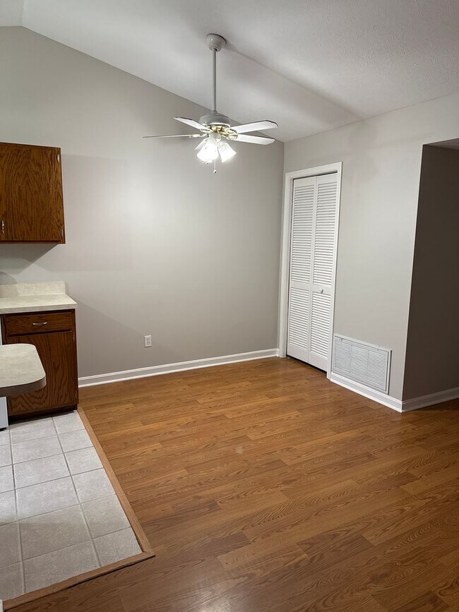 Building Photo - Nice duplex in a convenient location