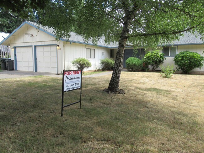 Building Photo - Great Three Bedroom Close South Salem