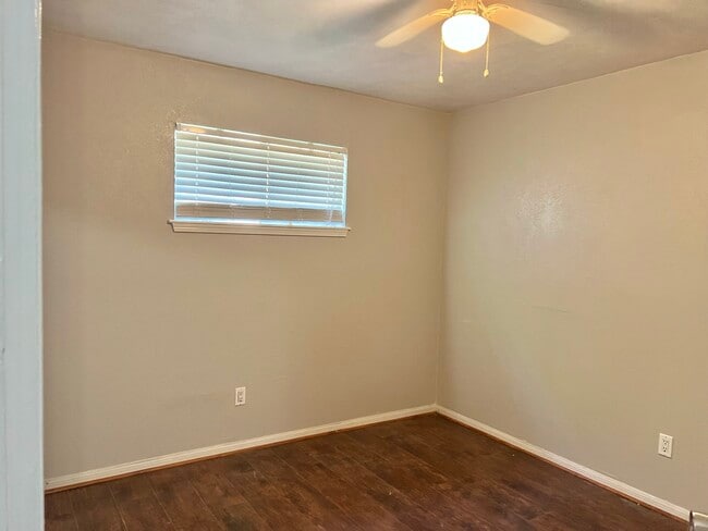 Building Photo - 2521 S Pearland Ave