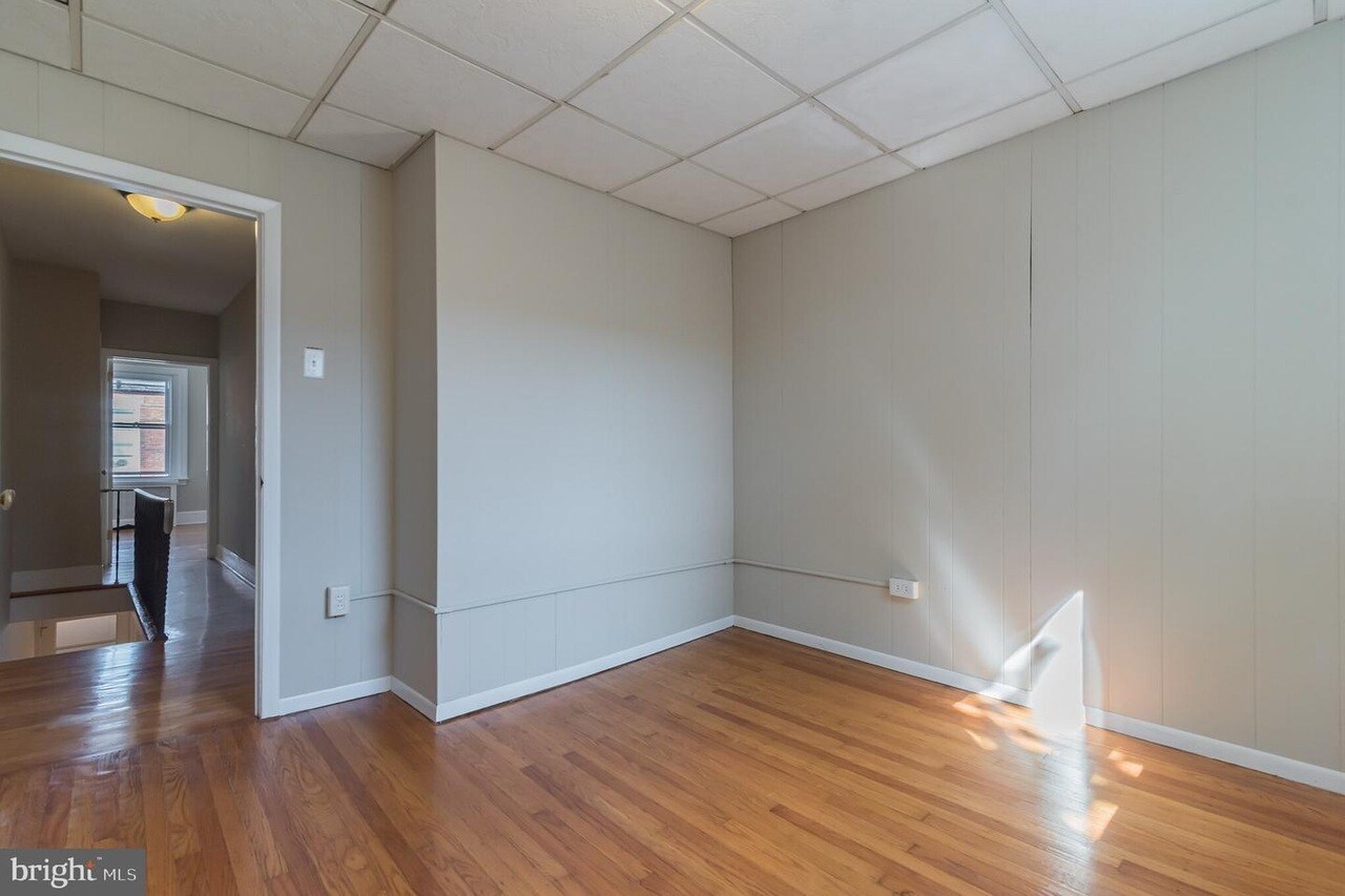 Back bedroom - 1523 S Mole St