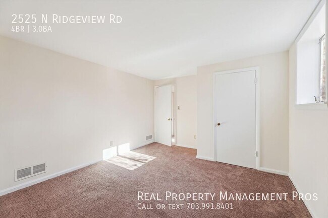 Building Photo - 2525 N Ridgeview Rd