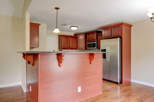 Building Photo - Sweet 3 bed 2 bath clost to post and I-24.