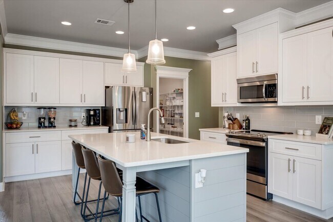 Building Photo - 707 Navan Ln