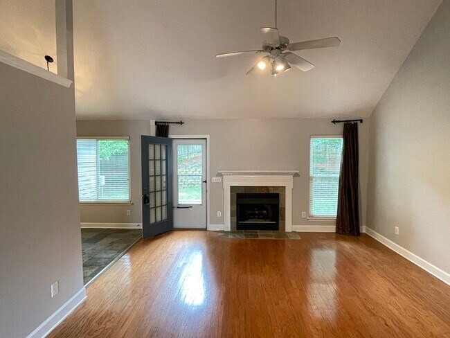 Building Photo - Hickory Hills home with fenced yard and deck!