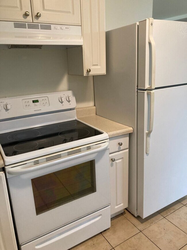 Building Photo - Cozy 4-Bedroom 1.5 Bath Gem with Fenced Ya...
