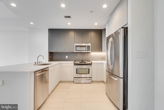 Building Photo - 8220 Crestwood Heights Dr