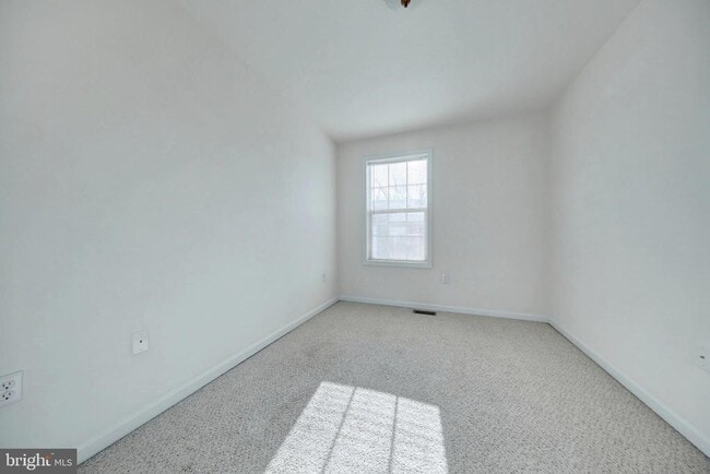 Building Photo - 10 Shady Tree Ct