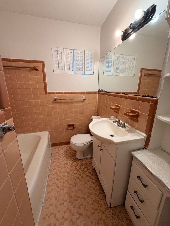 Building Photo - Brick 3/1.5 House in West Rome- $1,250