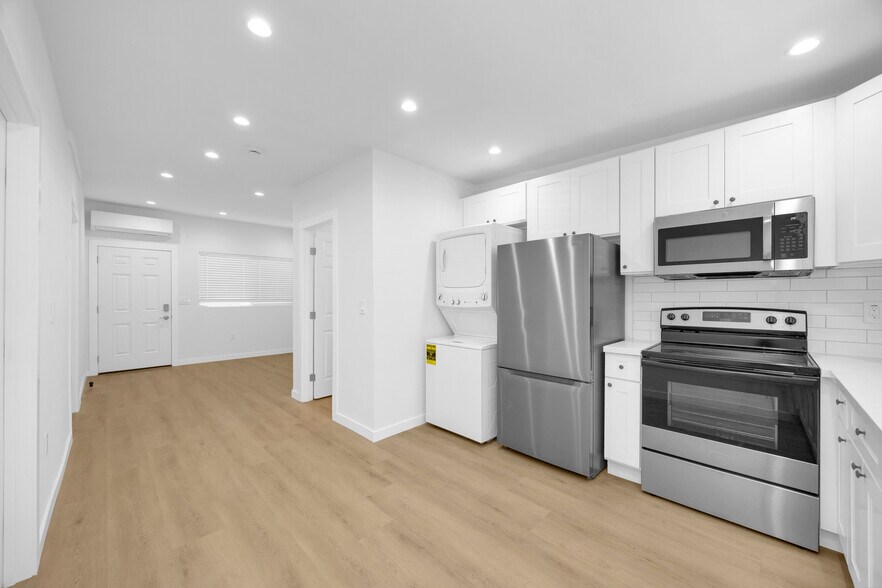 Building Photo - 2210 Pine Ave