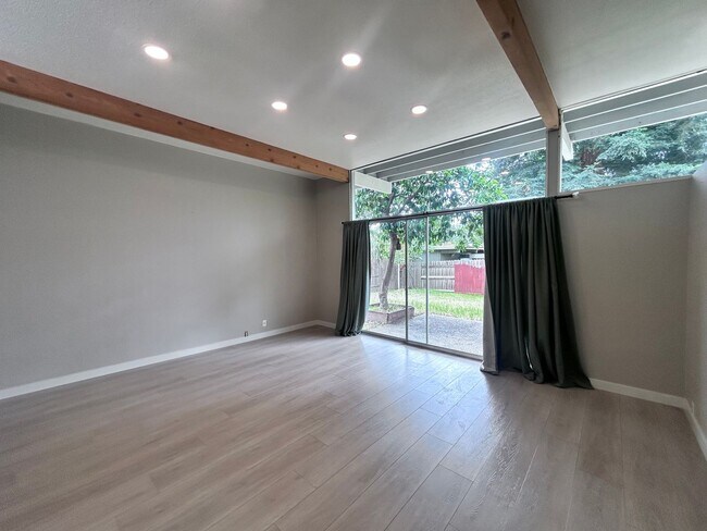 Building Photo - Three Bedroom Two Bathroom Home with Den/Home Office