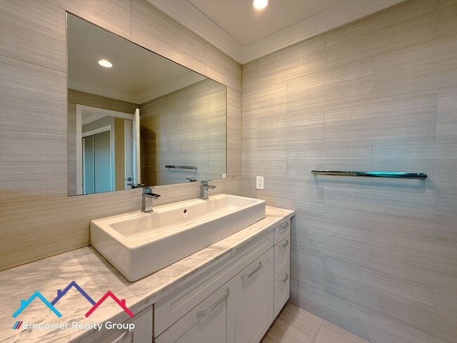 Building Photo - 3 bed 2 bath Single Family Home is Desired Millbrae Neighborhood