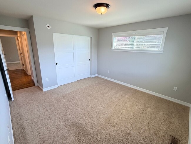 Building Photo - Luxury, golf course living with VIEWS! 3+ bed, 3 bath, three car garage and so much more!