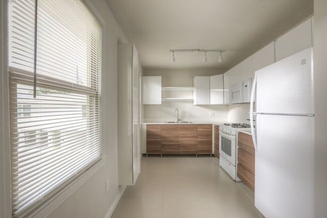 Building Photo - 218 E 14th St