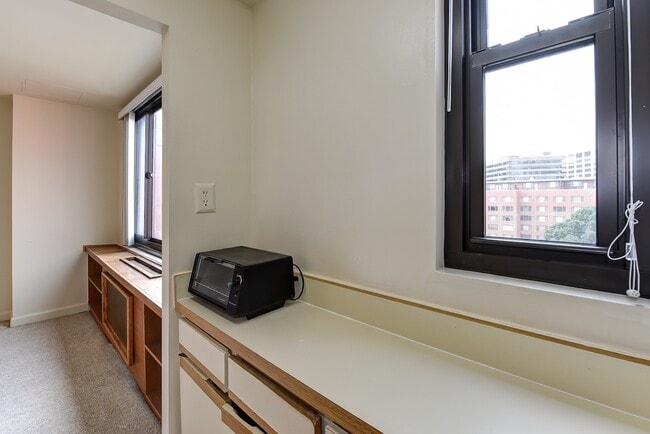 Building Photo - Spacious & Bright Studio at River Place East