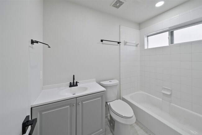 Building Photo - 5203 Panay Park Dr