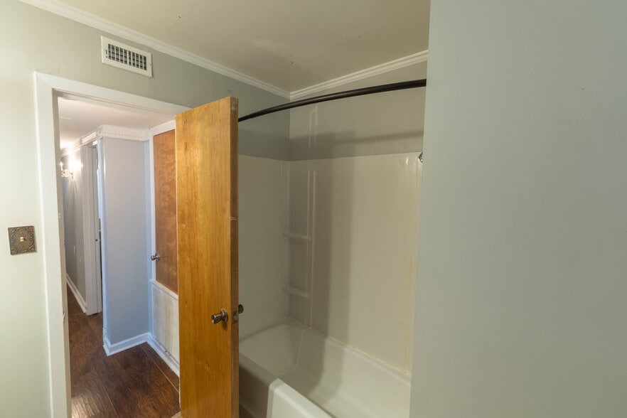 Bathroom 2 / Hall Bath - 311 Linden Cir