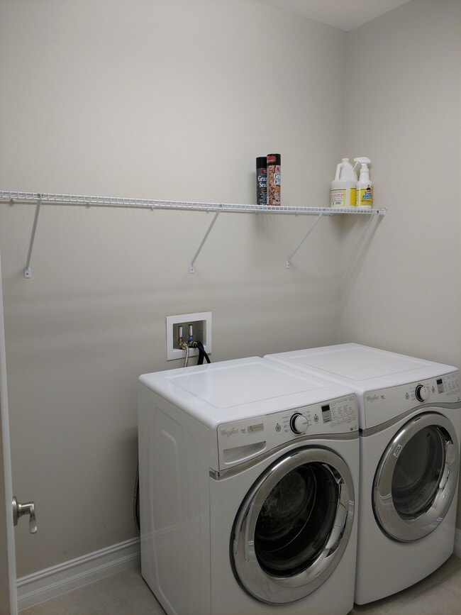 Building Photo - Unfurnished Annual Rental - Lovely 3 Bedroom Home in Calusa Park. Nicely upgraded and Pet Friendly