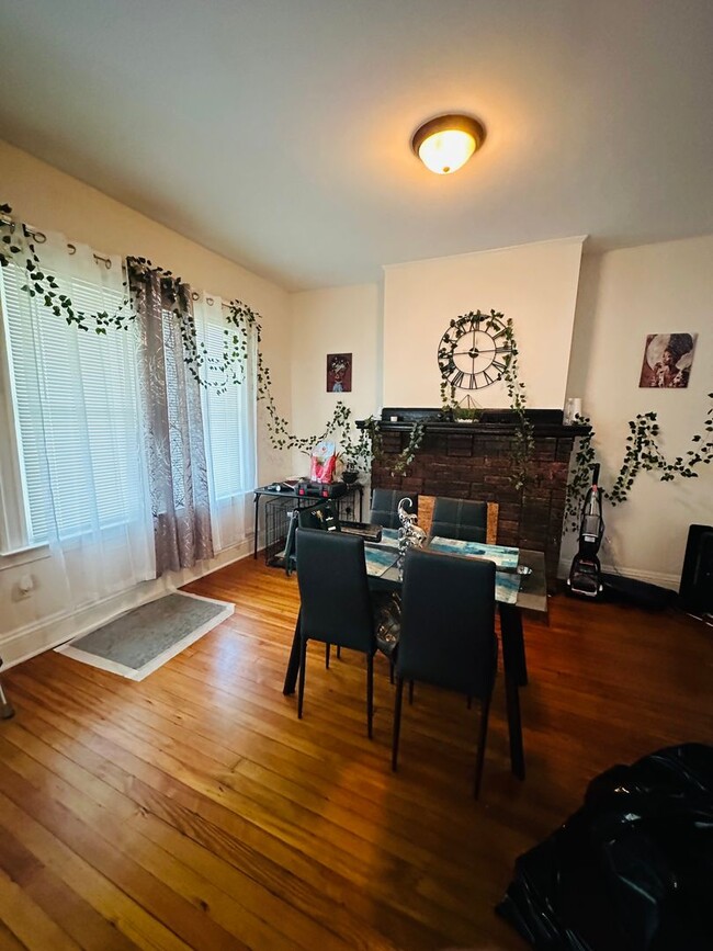 Building Photo - Beautifully Renovated 3bdrm/2.5bth Home Located in Richmond's North-side w/Balcony!