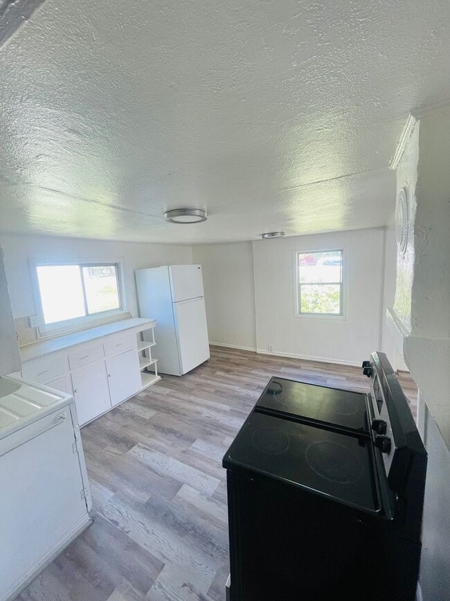 Building Photo - Cozy 2bdrm 1 bath house with yard and exte...
