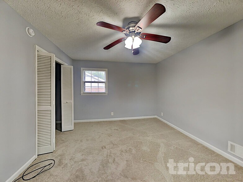 Building Photo - 430 Beaumont Dr SW