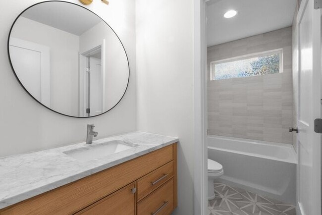 Building Photo - Stunning Modern Air-Conditioned Townhome in Coveted Whittier Heights